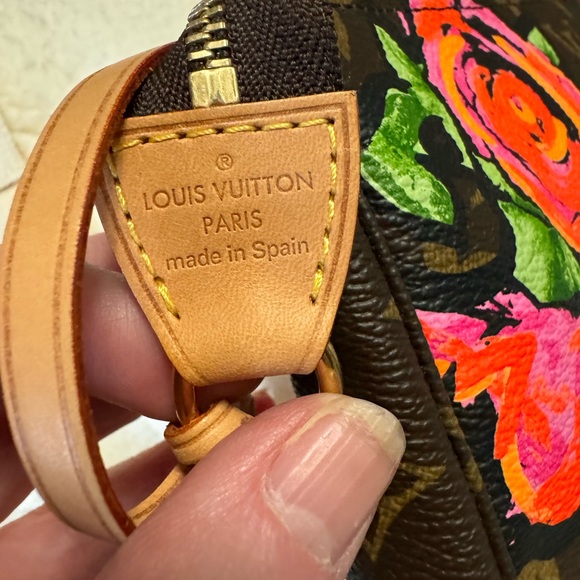 Louis Vuitton RARE Roses Pochette Accessories in like new condition - Picture 3 of 11